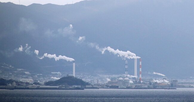 製紙工場の煙突からのぼる煙。愛媛県四国中央市には大手製紙メーカーの丸住製紙、大王製紙などの工場が集まる